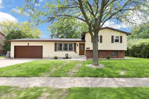 1443 Rosewood Dr, Bowling Green, OH 43402
