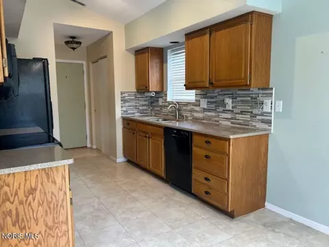 Kitchen - 1609 Colonial Ln, Bryan, OH 43506 photo 2 of 3