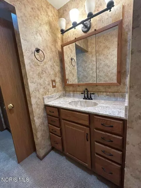 Bath - 1609 Colonial Ln, Bryan, OH 43506 photo 1 of 3
