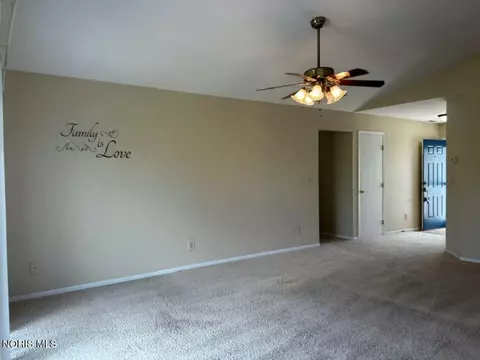 Living - 1609 Colonial Ln, Bryan, OH 43506 photo 2 of 3