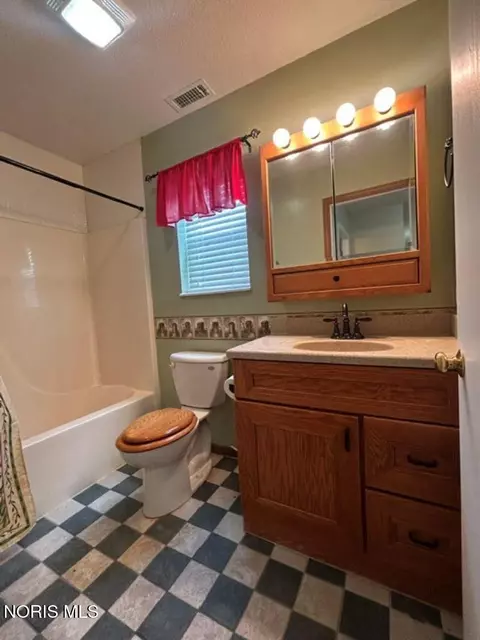 Bath - 1609 Colonial Ln, Bryan, OH 43506 photo 3 of 3