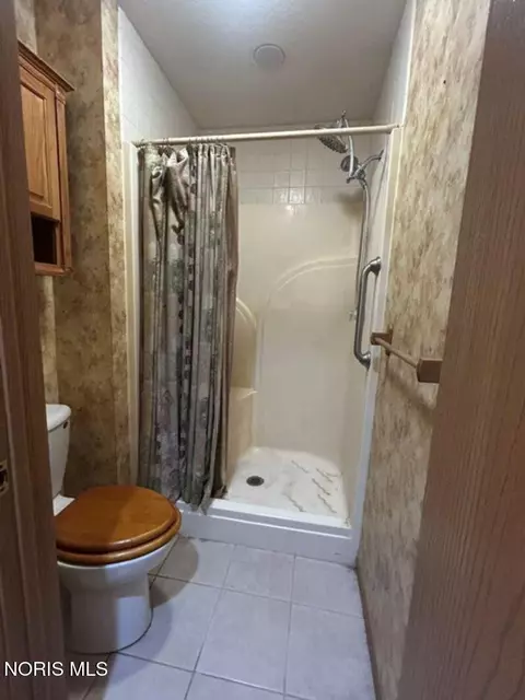 Bath - 1609 Colonial Ln, Bryan, OH 43506 photo 2 of 3