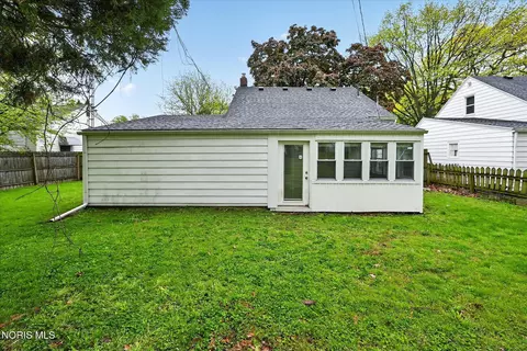 Exterior - 2120 Marlow Rd, Toledo, OH 43613 photo 7 of 12