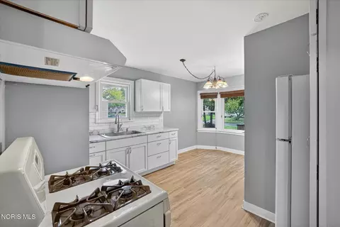 Kitchen - 2120 Marlow Rd, Toledo, OH 43613 photo 3 of 3