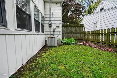 Exterior - 2120 Marlow Rd, Toledo, OH 43613 photo 11 of 12