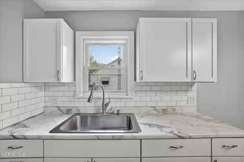 Kitchen - 2120 Marlow Rd, Toledo, OH 43613 photo 2 of 3