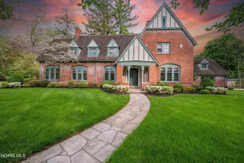2132 Park Rd, Ottawa Hills, OH 43606
