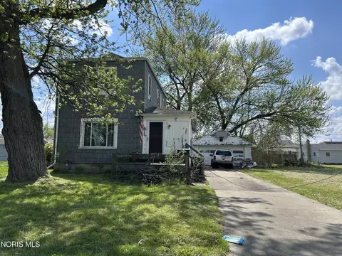 1432 Pieper Dr, Oregon, OH 43616