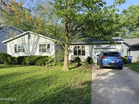 1060 Village Dr, Bowling Green, OH 43402