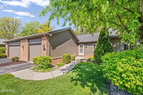 5 Abbey Rd, Perrysburg, OH 43551