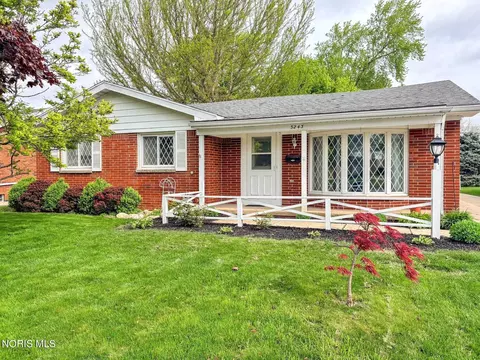 3243 S Eastmoreland Dr, Oregon, OH 43616