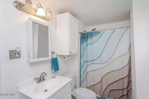 Bath - 821 Elysian Ave, Toledo, OH 43607 photo 1 of 2