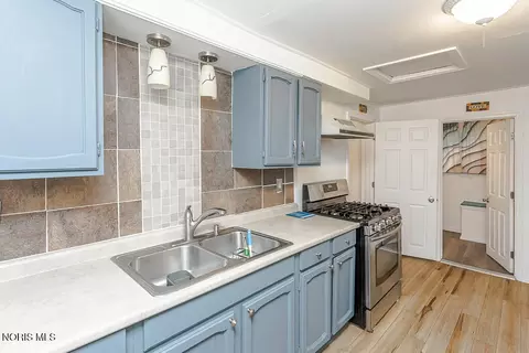 Kitchen - 821 Elysian Ave, Toledo, OH 43607 photo 6 of 7