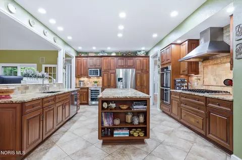 4536 Dovewood Ln, Sylvania, OH 43560
