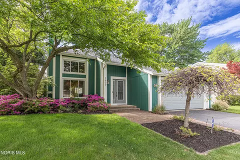 3809 Farmbrook Dr, Sylvania, OH 43560