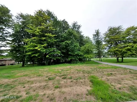 8945 Oak Valley Rd, Holland, OH 43528