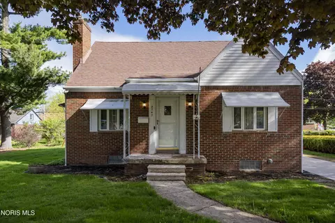 2747 Eastmoreland Dr, Oregon, OH 43616