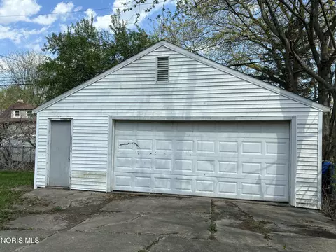 812 Continental Blvd, Toledo, OH 43607 photo 2