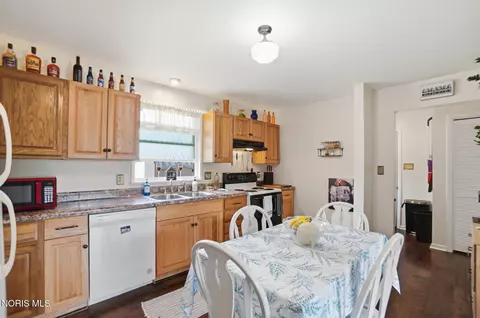 569 N Johnson St, Ada, OH 45810 photo 8