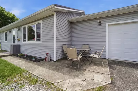 569 N Johnson St, Ada, OH 45810 photo 2