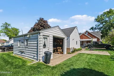 Exterior - 2425 River Rd, Maumee, OH 43537 photo 2 of 4