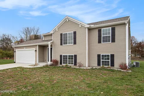 323 Crabtree Ln, Delta, OH 43515