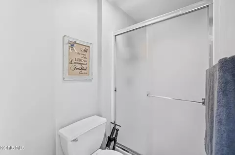 Bath - 1077 Springcrest Dr, Waterville, OH 43566 photo 5 of 12