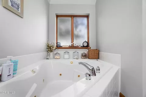 Bath - 1077 Springcrest Dr, Waterville, OH 43566 photo 4 of 12