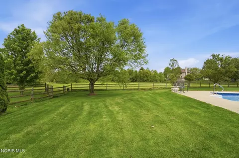 Exterior - 1077 Springcrest Dr, Waterville, OH 43566 photo 10 of 13