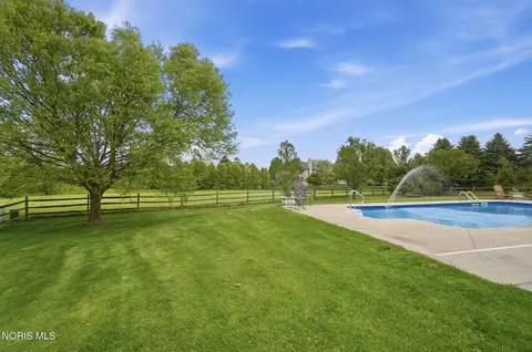 Exterior - 1077 Springcrest Dr, Waterville, OH 43566 photo 13 of 13