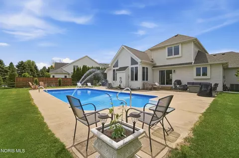 Exterior - 1077 Springcrest Dr, Waterville, OH 43566 photo 5 of 13