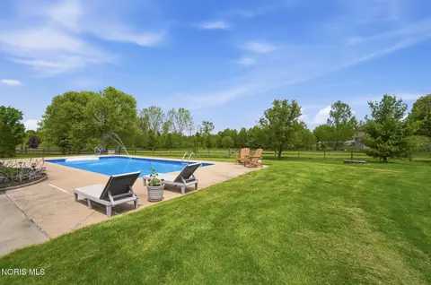 Exterior - 1077 Springcrest Dr, Waterville, OH 43566 photo 12 of 13