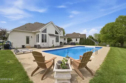 Exterior - 1077 Springcrest Dr, Waterville, OH 43566 photo 6 of 13