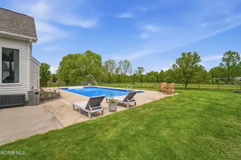 Exterior - 1077 Springcrest Dr, Waterville, OH 43566 photo 11 of 13