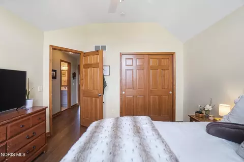 Bedroom - 1077 Springcrest Dr, Waterville, OH 43566 photo 5 of 8