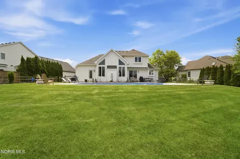Exterior - 1077 Springcrest Dr, Waterville, OH 43566 photo 3 of 13
