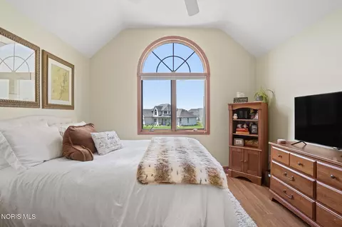 Bedroom - 1077 Springcrest Dr, Waterville, OH 43566 photo 4 of 8