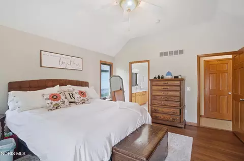 Bedroom - 1077 Springcrest Dr, Waterville, OH 43566 photo 2 of 8