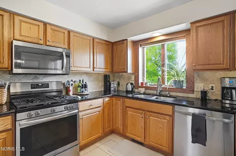 Kitchen - 1077 Springcrest Dr, Waterville, OH 43566 photo 3 of 5