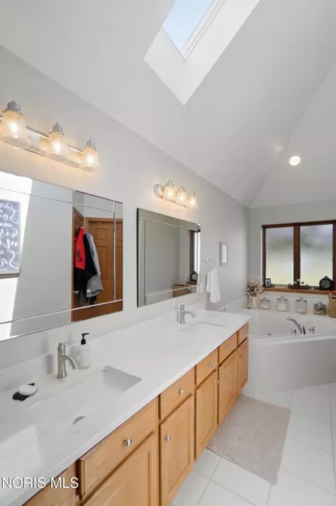 Bath - 1077 Springcrest Dr, Waterville, OH 43566 photo 2 of 12