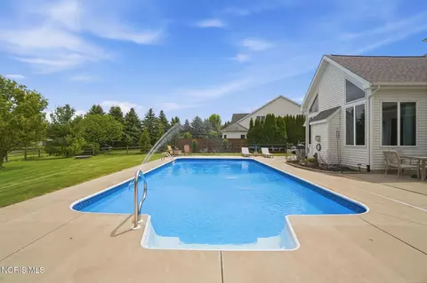 Exterior - 1077 Springcrest Dr, Waterville, OH 43566 photo 7 of 13