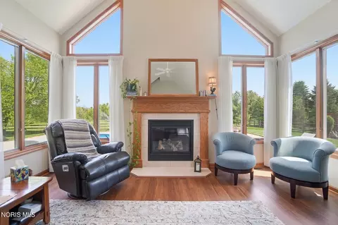 Living - 1077 Springcrest Dr, Waterville, OH 43566 photo 2 of 5