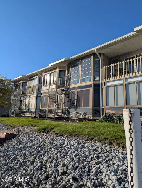 6458 N Harris Harbor Dr, Oak Harbor, OH 43449