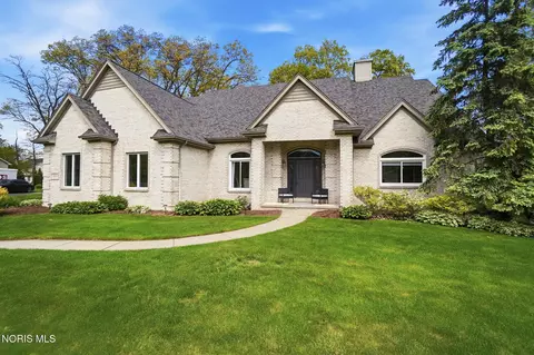 8766 Willow Pond Blvd, Sylvania, OH 43560
