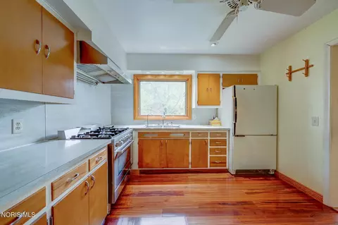 Kitchen - 304 Mohawk Pl, Maumee, OH 43537 photo 2 of 3