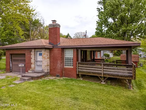 Exterior - 304 Mohawk Pl, Maumee, OH 43537 photo 2 of 17