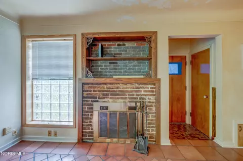 Living - 304 Mohawk Pl, Maumee, OH 43537 photo 2 of 3