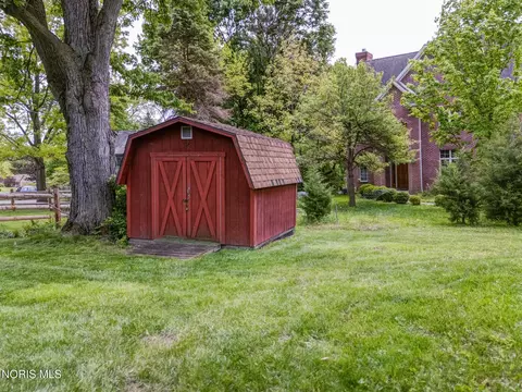 Exterior - 304 Mohawk Pl, Maumee, OH 43537 photo 6 of 17