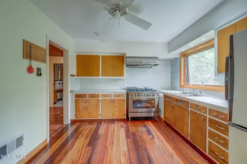 Kitchen - 304 Mohawk Pl, Maumee, OH 43537 photo 1 of 3
