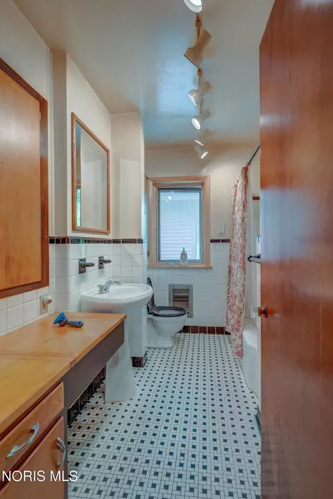Bath - 304 Mohawk Pl, Maumee, OH 43537 photo 1 of 2